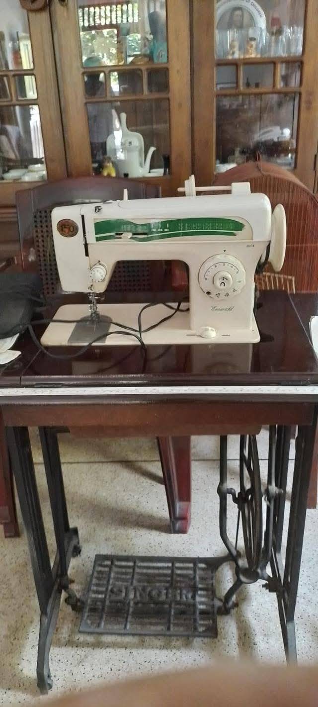 Singer sewing machine for sale